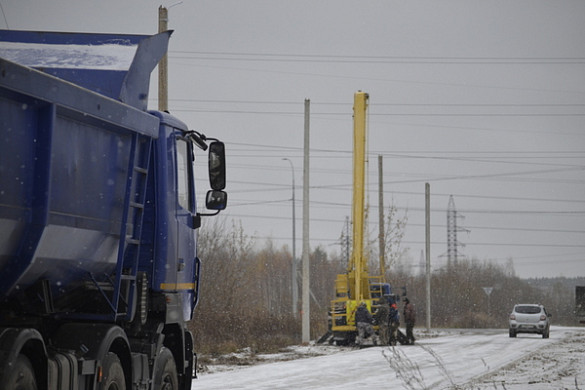  На въезде в микрорайон ТЭЦ-3 построили тротуар и завершают монтаж фонарей 