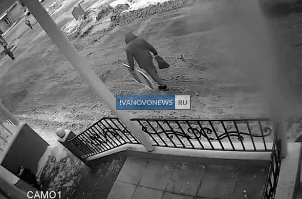 В Иванове мужчина спилил болгаркой и украл баннер у салона красоты