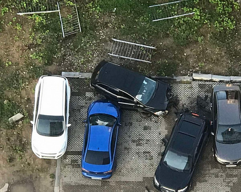 В Иванове легковушка протаранила парковку с машинами
