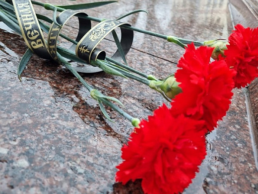 Ивановцы приносят цветы к памятнику Георгию Победоносцу