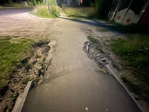 Жители местечка Минеево жалуются на обилие бордюров