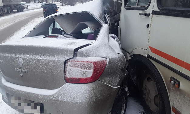 В Иванове легковушка вылетела на встречку и врезалась в автобус