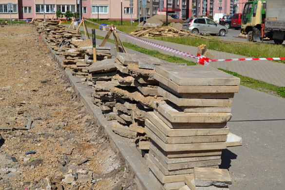 В Московском микрорайоне приступили к замене террасной доски 