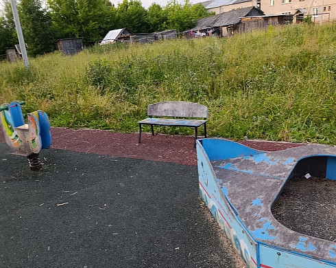 Техническое повреждение на детской площадке в Савине не устранено
