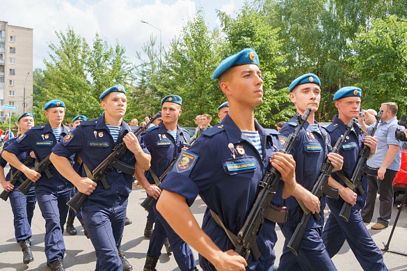 В Иванове установили памятную доску Герою России Владимиру Зозулину