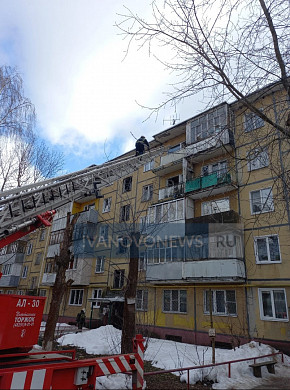 Пожарные через балкон эвакуировали из горящей пятиэтажки ребенка
