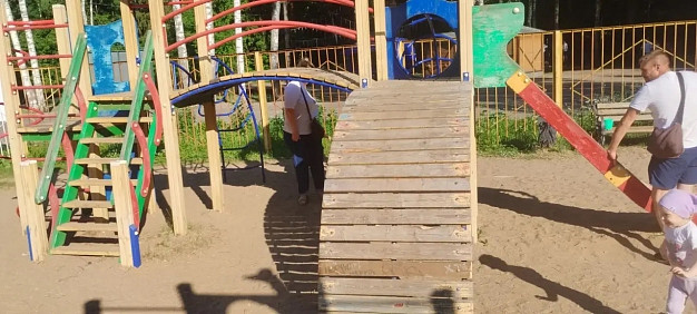 Детская площадка в парке Революции прошла проверку