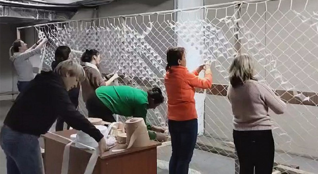 Ивановские активисты делают маскировочные сети для десантников