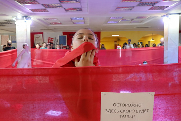 Ивановцам показали спектакль-эксперимент «Ткань»