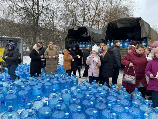  Школьники 22-го лицея отправили 10 тысяч литров воды в зону СВО 