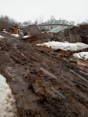 В Ивановской области детей засосала дорожная грязь