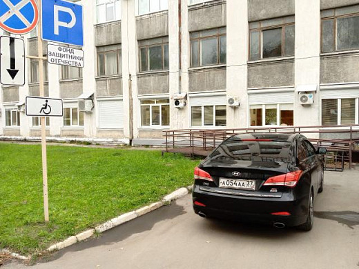 Перед фондом "Защитники Отечества" паркуются неправильно