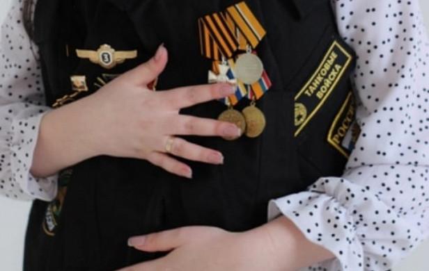 Запись на фотосессию жен участников СВО с мундиром мужа в Иванове приостановлена