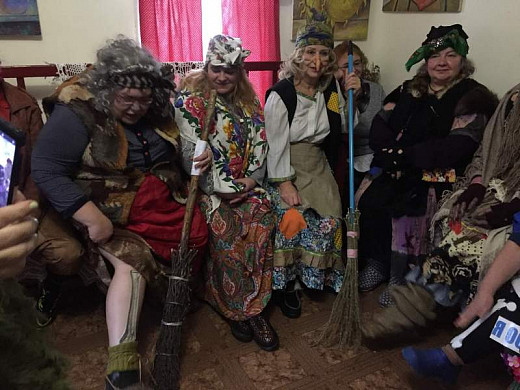 В Юрьевце дюжина Бабок-Ёжек отметила день рождения Георгия Милляра