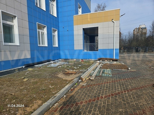 Ученикам 44-й гимназии предлагают убрать строительный мусор вокруг нового корпуса