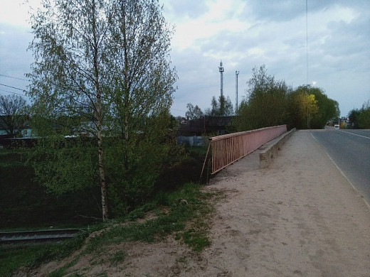 В Кохме крошится бетонный мост над ж/д путями