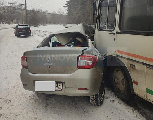 Легковушка при обгоне попала под автобус в Иванове