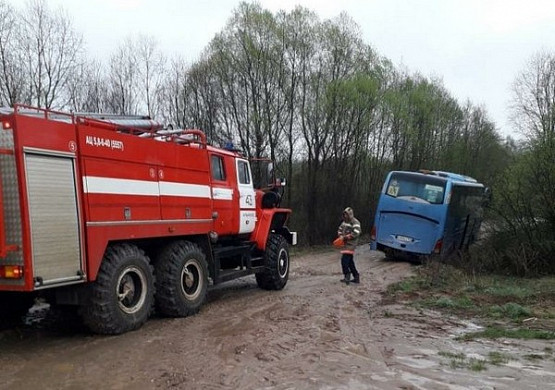  Застрявший в Ивановской области автобус с паломниками вытаскивали трактором и пожарными машинами 