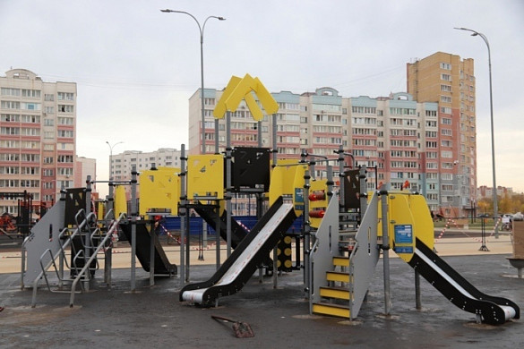 В Иванове завершается работа по установке игровых площадок