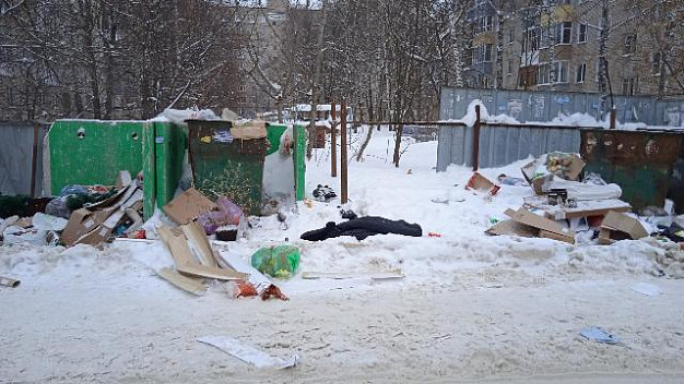Жители дома 64 на ул. Кавалерийской недовольны состоянием контейнерной площадки