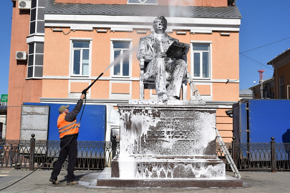 В Иванове помыли памятник Якову Гарелину