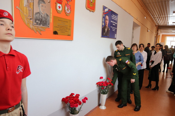 В ивановской школе №49 установили мемориальную доску погибшему на Украине Дмитрию Шлыгину