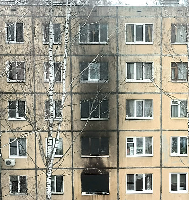 Пожарные через балкон эвакуировали из горящей пятиэтажки ребенка