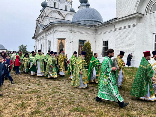 В монастырь в селе Тимирязево прибыли многочисленные паломники