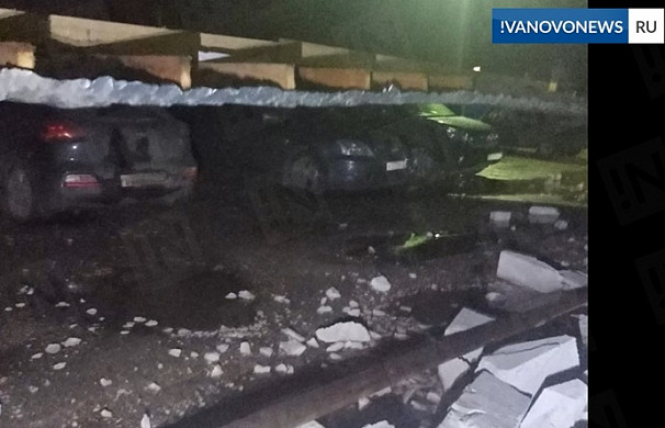 В Ивановской области сорванная ветром крыша здания упала на автомобили на автостоянке ВИДЕО