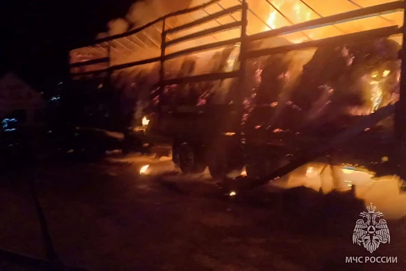 Два грузовика сгорели ночью в Палехском районе