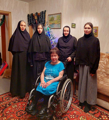 Монахини Введенского монастыря перед Рождеством навестили 40 инвалидов 