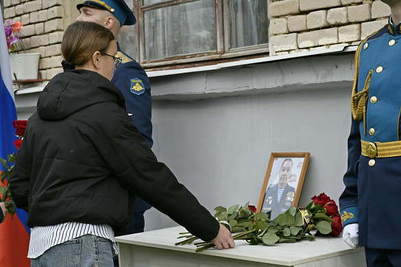 В Шуе открыли мемориальную доску Олегу Соленову