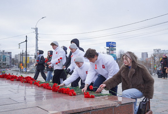 В Иванове в День защитника Отечества возложили цветы к мемориалу Героям фронта и тыла