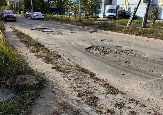  В Иванове на улице Генерала Горбатова разрастаются лужи и свалка 