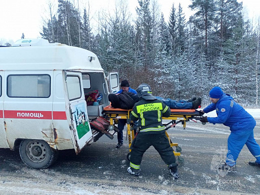 В результата аварии в Палехском районе мужчина оказался зажат в микроавтобусе