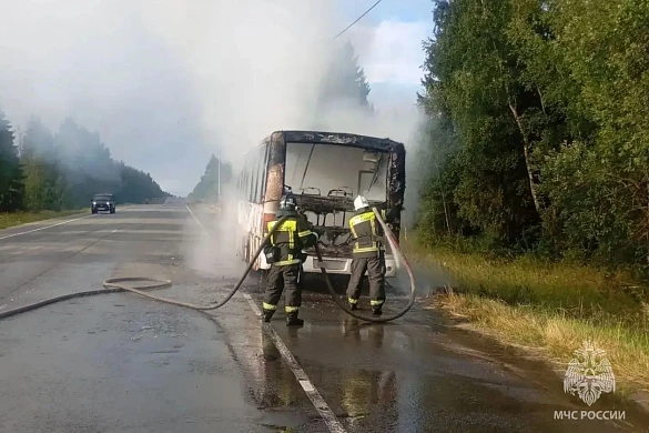 В Фурмановском районе вспыхнул автобус