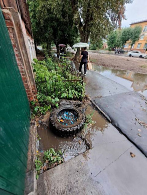 На улице Московской в Иванове вода размывает фундаменты домов