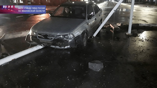 В Иванове пьяный водитель сбил флагштоки у автовокзала