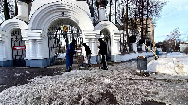 В Ивановской области православные волонтеры провели субботники у храмов