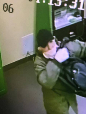 Вскрытие взломщиком банкомата в Иванове попало на видео