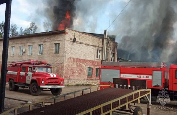 В Кинешме пожар на складе угрожал соседнему зданию 