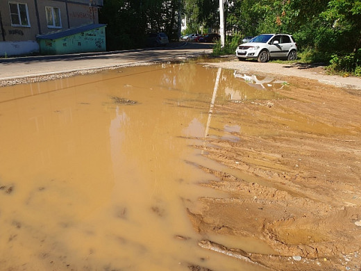 После дорожных работ на Шубиных образовалась огромная лужа