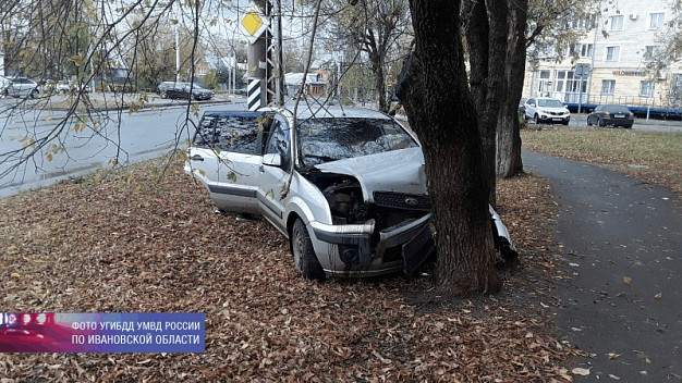 В Иванове водитель, которому стало плохо за рулем, врезался в дерево