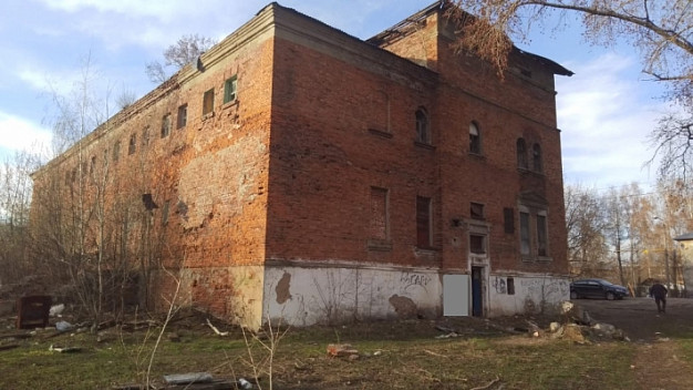 Упавший с крыши бани подросток получил переломы позвоночника, лодыжки, травму головы