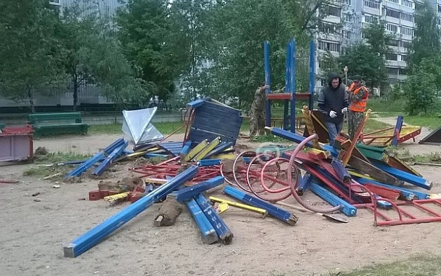 Глава региона поручил на месте разобранных игровых площадок во дворах ставить новые