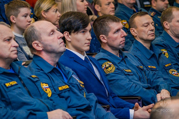 В Иванове наградили школьника, спасшего двух тонущих парней 