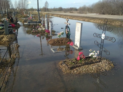 Глава Вичуги вновь приехал на кладбище проконтролировать работы по отводу воды