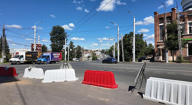 На проспекте Ленина в Иванове полным ходом идет реконструкция тротуаров