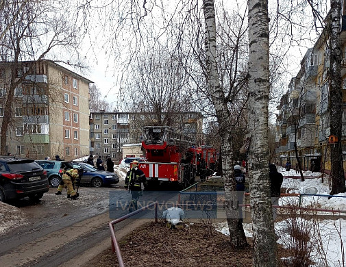 Пожарные через балкон эвакуировали из горящей пятиэтажки ребенка