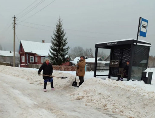 В Заволжском районе пенсионерам приходится чистить остановки 